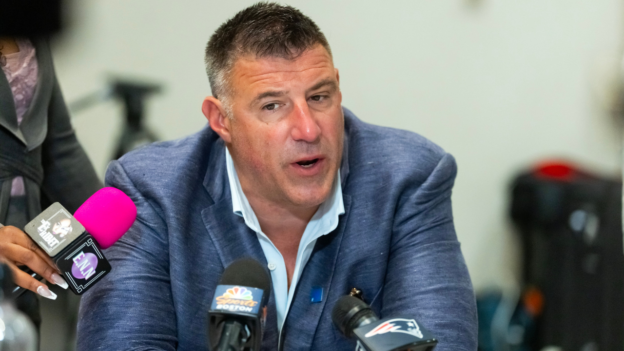 Patriots’ Super Bowl Coach Caught At Expensive ‘Honeymoon Resort’ With NY Times Reporter