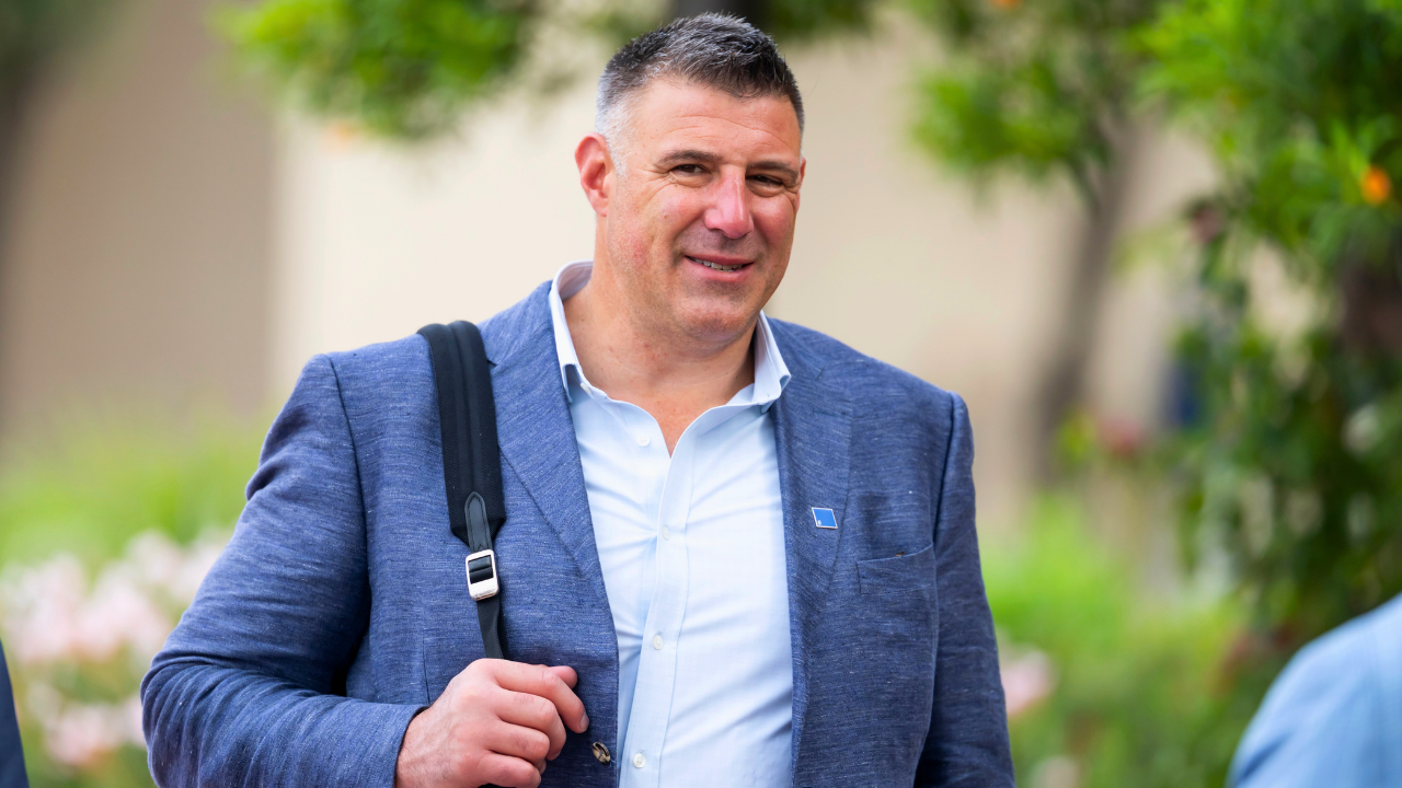 Patriots’ Vrabel Caught At Arizona Resort With NFL Reporter—Photos Shopped For ‘Four Figures’