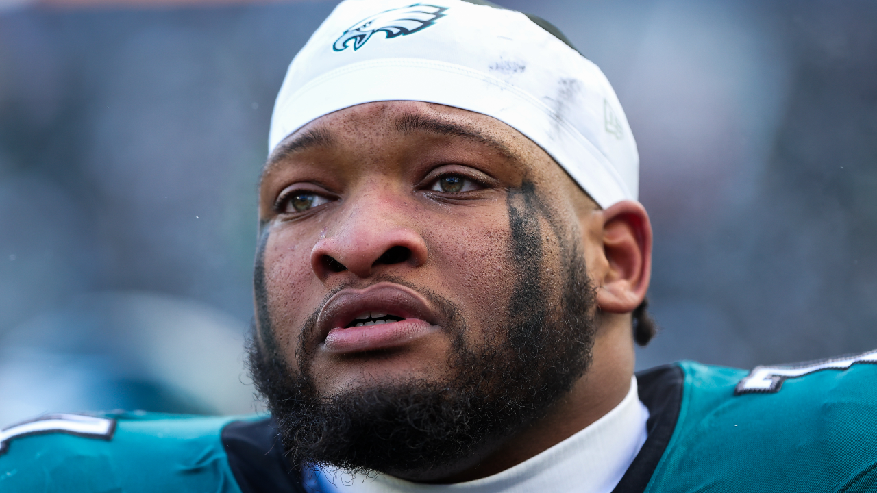 Eagles’ Fred Johnson Kicks Out 8-Month Pregnant Girlfriend Weeks After Signing New Deal