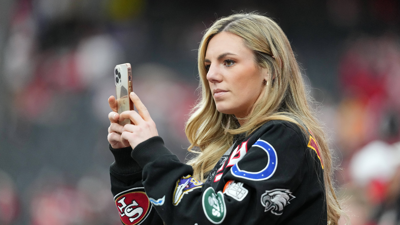 NFL’s Viral ‘Meetings’ Star Annie Agar Has To Answer 2.3M Fans After Posting Photo